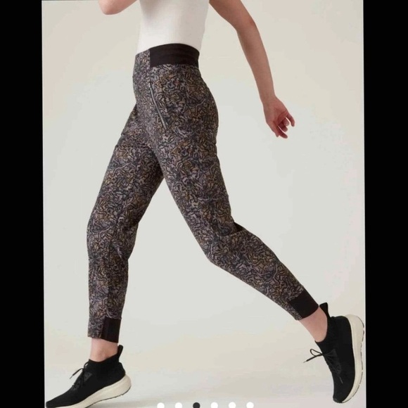 Athleta TREKKIE NORTH JOGGER, KINETIC ABSTRACT BLACK SIZE 14 - Picture 2 of 6